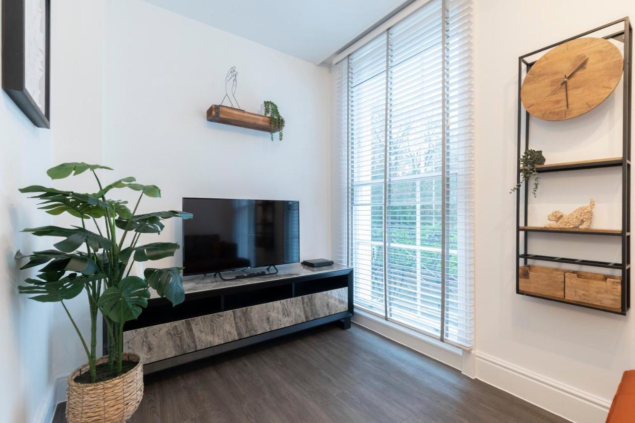 Elliot Oliver - Luxury 2 Bedroom Regency Apartment With Parking & Ev Charger Cheltenham Bagian luar foto