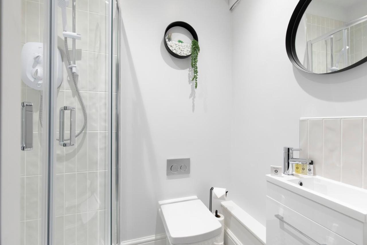 Elliot Oliver - Luxury 2 Bedroom Regency Apartment With Parking & Ev Charger Cheltenham Bagian luar foto