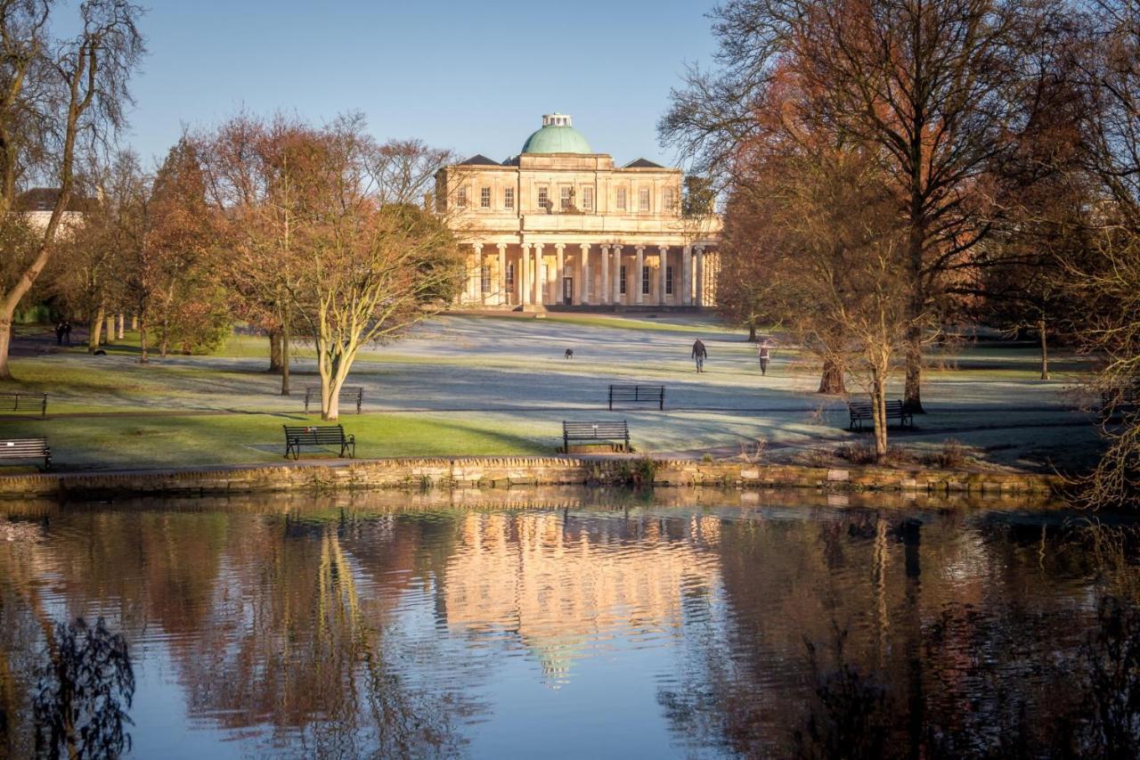 Elliot Oliver - Luxury 2 Bedroom Regency Apartment With Parking & Ev Charger Cheltenham Bagian luar foto