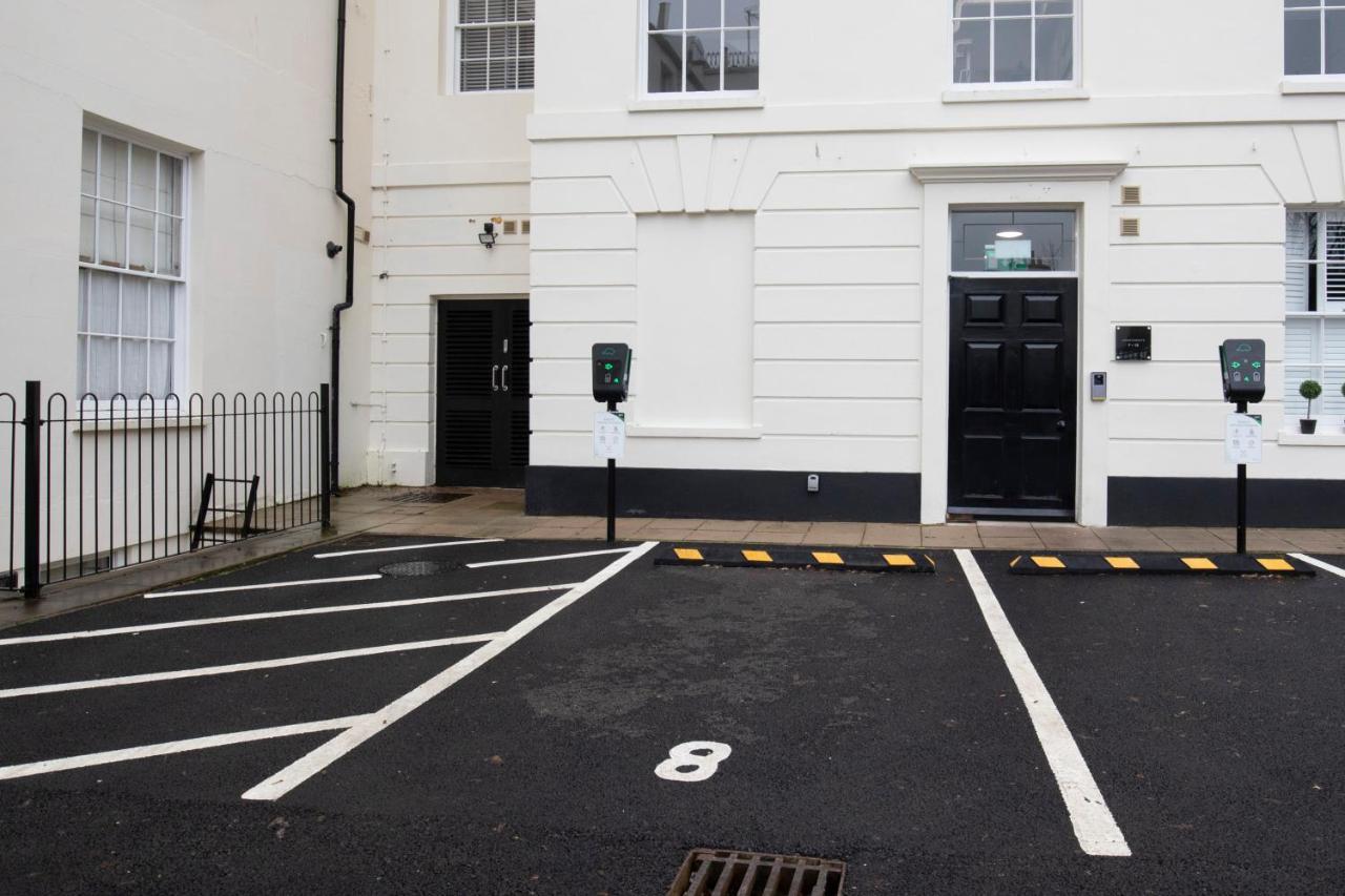 Elliot Oliver - Luxury 2 Bedroom Regency Apartment With Parking & Ev Charger Cheltenham Bagian luar foto