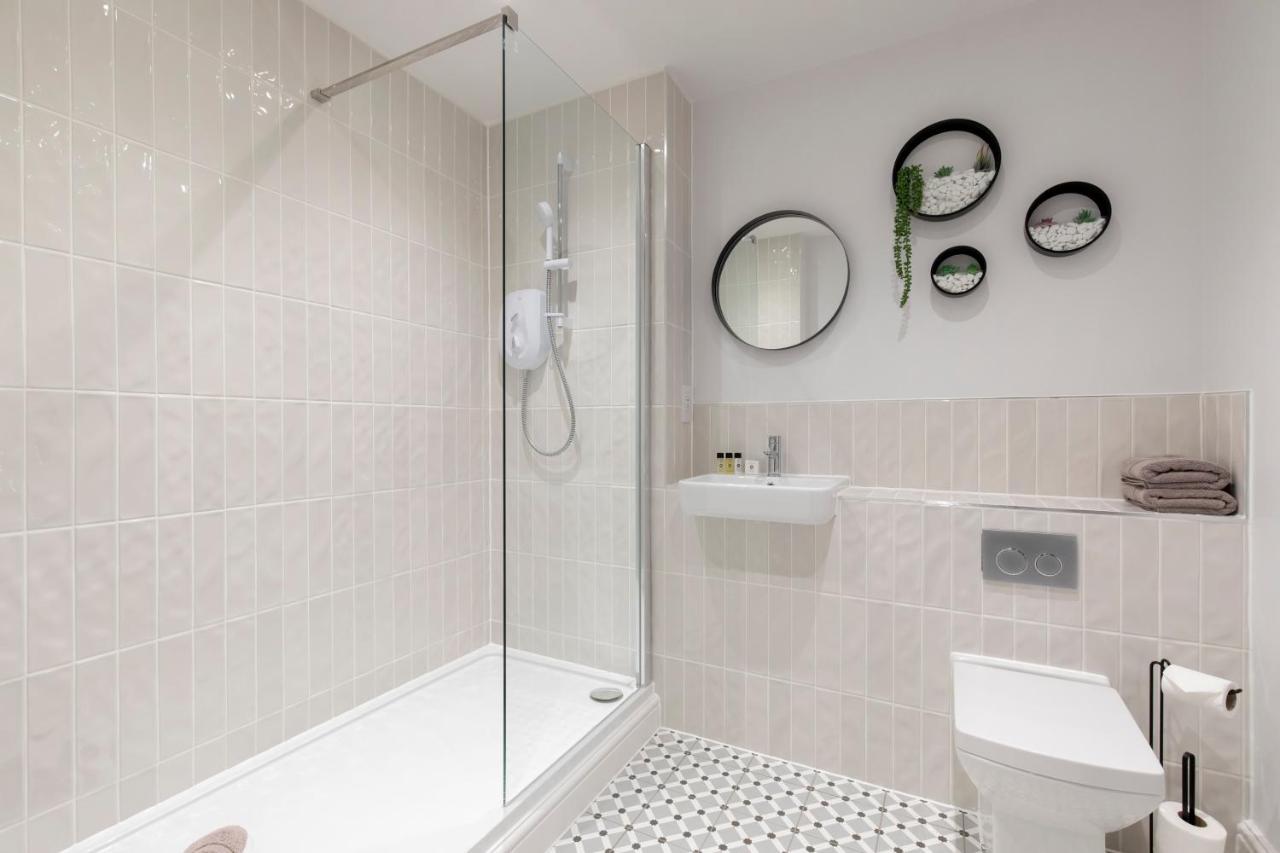 Elliot Oliver - Luxury 2 Bedroom Regency Apartment With Parking & Ev Charger Cheltenham Bagian luar foto